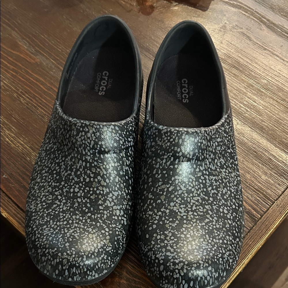 CROCS women’s  Speckled Black and Gray Slippers